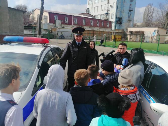 В Крыму автоинспекторы совместно с «Лабораторией безопасности» проводят мастер-классы по основам безопасного поведения на дороге