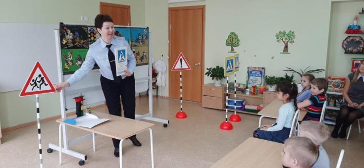 Сотрудники Саратовской Госавтоинспекции организовали открытый урок дорожной грамоты для воспитанников детских садов