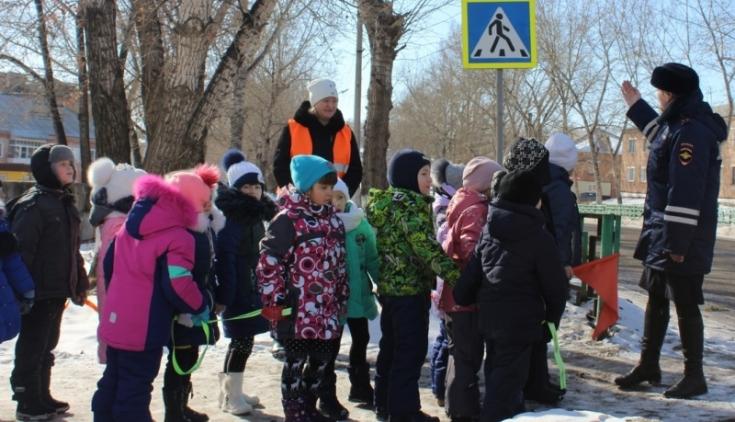 В Новоселовском районе госавтоинспекторы провели детсадовцев безопасным путем