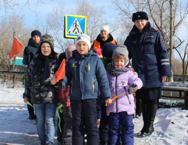 В Новоселовском районе госавтоинспекторы провели детсадовцев безопасным путем