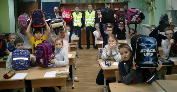 Сотрудники Госавтоинспекции Приуральского района совместно с отрядом ЮИД в преддверии каникул напомнили учащимся о соблюдении ПДД