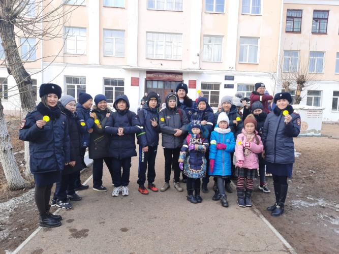 В Улан-Удэ сотрудники ГИБДД и ПДН провели мониторинг образовательных учреждений по ношению сетовозращающих элементов