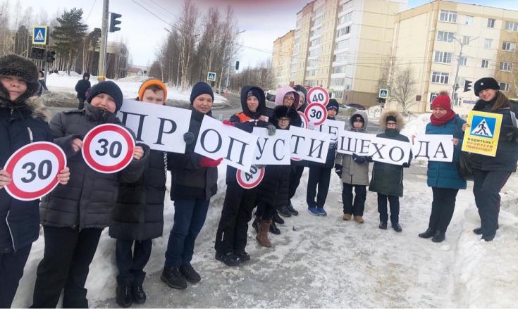 Юные жители Югры призвали водителей и пешеходов быть внимательными на дороге