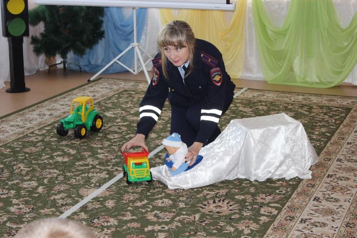 В Новокузнецком районе дошкольникам рассказали об опасности игр вблизи дороги