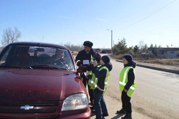 В преддверии весенних школьных каникул юидовцы предупредили саратовских водителей о соблюдении правил дорожной безопасности