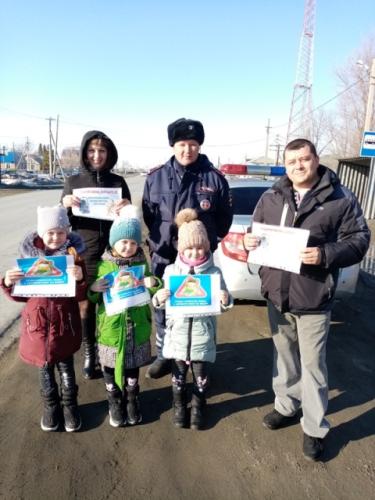 В рамках «декады дорожной безопасности детей» госавтоинспекторы проводят занятия в дошкольных учреждениях.  Встреча сотрудников ГИБДД и юных участников дорожного движения прошла в виде игры «Соблюдаю ПДД». Автоинспекторы объяснили малышам значения дорожны