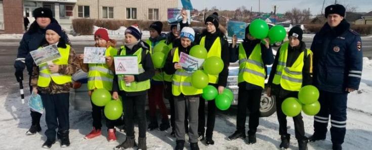 В Ужуре госавтоинспекторы и ЮИДовцы провели акцию «Осторожно, гололед!»