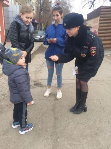 Сотрудники Энгельсской Госавтоинспекции и волонтеры призвали пешеходов к соблюдению правил дорожной безопасности