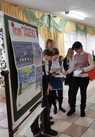 В Красноярском крае госавтоинспекторы и «родительский патруль» установили специальный стенд и призвали учащихся «засветиться!»