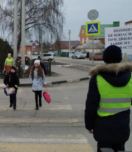 Сегодня, сотрудники Энгельсской Госавтоинспекции совместно с представителями волонтерского движения Центра молодёжных инициатив провели акцию «Пешеход на переход», направленную на предупреждение и профилактику дорожно-транспортных происшествий с участием