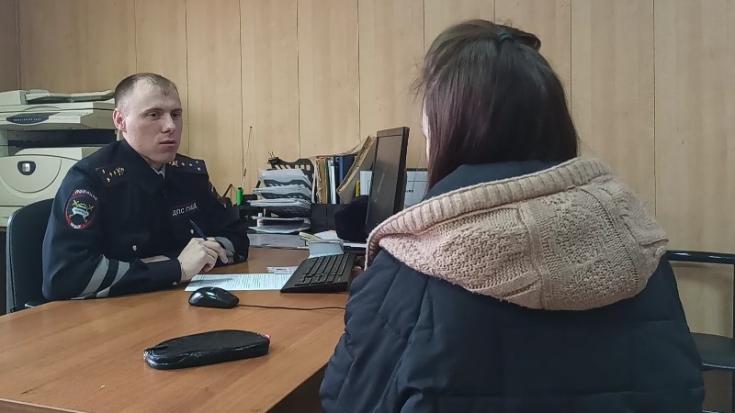 В Красноярском крае сотрудники ГИБДД привлекли к ответственности водителя, перевозившего пассажира на крыше автомобиля