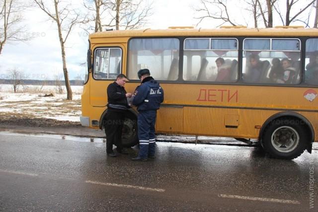 Дорожные полицейские Оренбурга проверяют школьные автобусы перед началом весенних каникул