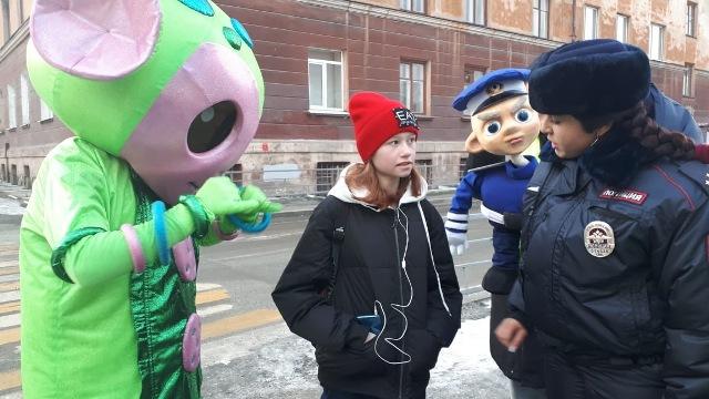 В Свердловской области ростовые и планшетные куклы помогают детям освоить правила безопасного поведения на дороге