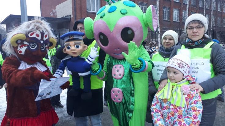 В Свердловской области ростовые и планшетные куклы помогают детям освоить правила безопасного поведения на дороге