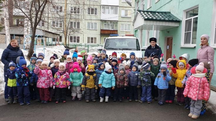 В Снежинске сотрудники ГИБДД пригласили воспитанников детских садов в «страну дорожных знаков»