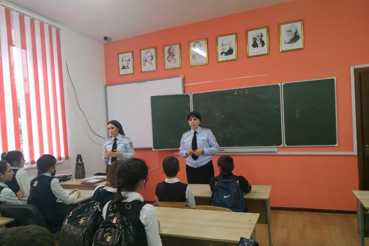 Инспекторы Госавтоинспекции напомнили детям о ПДД