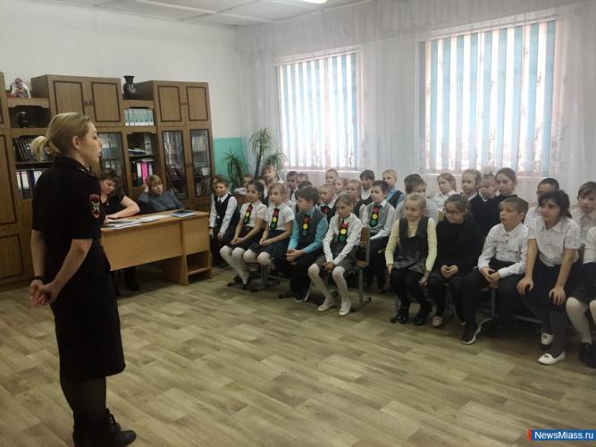 Школьники Миасса пели песни про ПДД