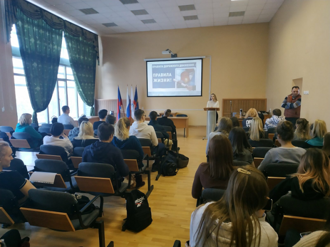 Мончегорские автоинспекторы продолжают проводить профилактическую работу со студентами