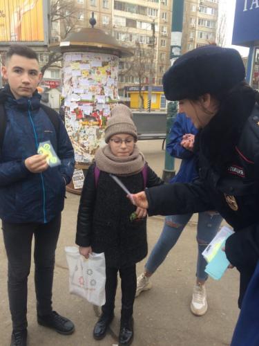 Сотрудники Энгельсской Госавтоинспекции и волонтеры призвали пешеходов к соблюдению правил дорожной безопасности