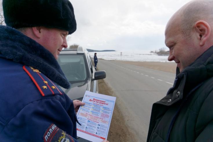 В Краснотуранском районе сотрудники ГИБДД обучают водителей безопасному поведению на дорогах