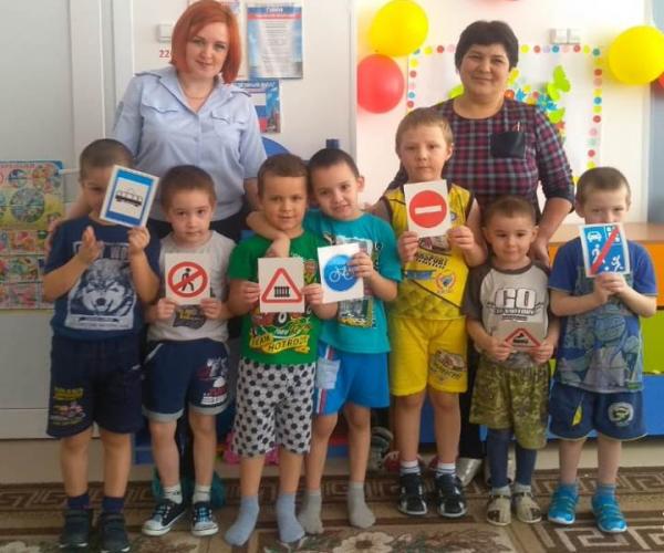 Казачинские госавтоинспекторы посетили воспитанников детского сада отдаленного поселка