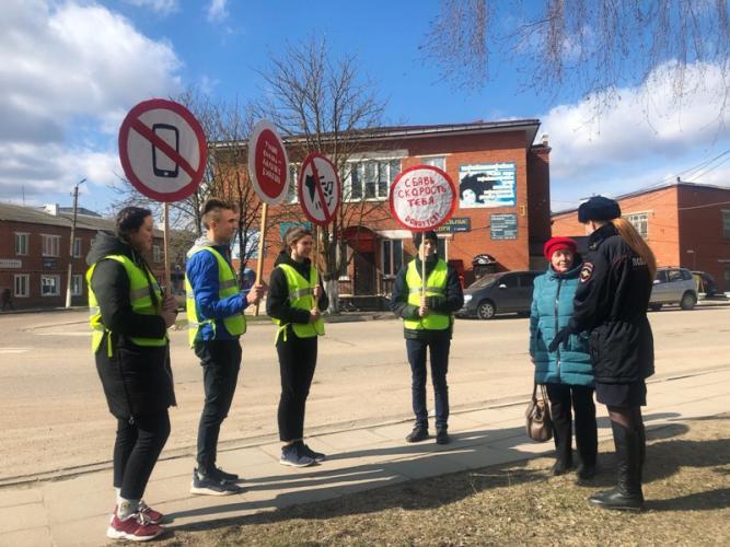 Госавтоинспекция Смоленской области и активисты школы провели профилактическую акцию «Жить по правилам»
