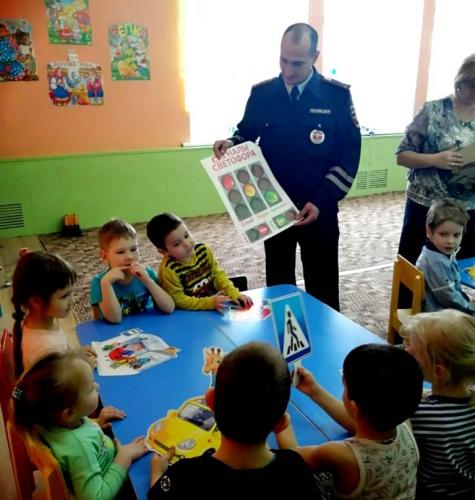 В рамках «декады дорожной безопасности детей», госавтоинспекторы пришли в гости в детский сад «Березка».  В начале мероприятия дети отгадывали загадки по ПДД, разобрали дорожные ситуации и изучили знаки. Для повторения и закрепления пройденного материала,