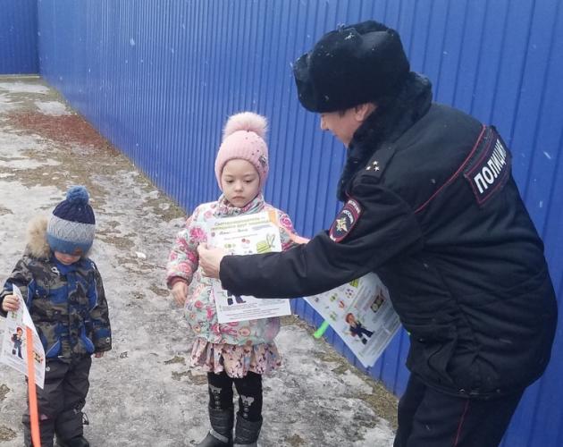 В Минусинске сотрудники Госавтоинспекции напомнили юным участникам движения о необходимости использовать световозвращающие элементы