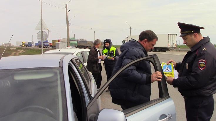 «Пешеход, засветись в темноте!». Профилактическую акцию для водителей провели сотрудники ГИБДД в районе Батайска