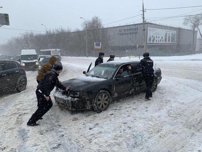 В связи со снегопадом ГИБДД города Самары несет службу в усиленном режиме