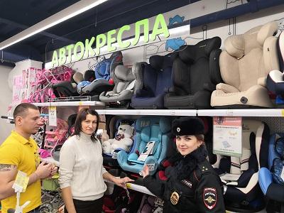 В Смоленске сотрудники Госавтоинспекции проведи акцию «Мой выбор – автокресло!»
