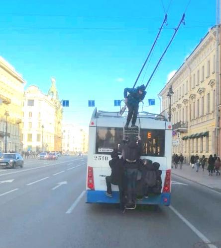 Дети повисли на троллейбусе на Невском, один полез на крышу