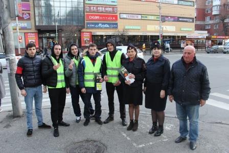 Североосетинская Госавтоинспекция совместно с представителями ДНД и студентами провели акцию «Световозвращатель дарит свет жизни»