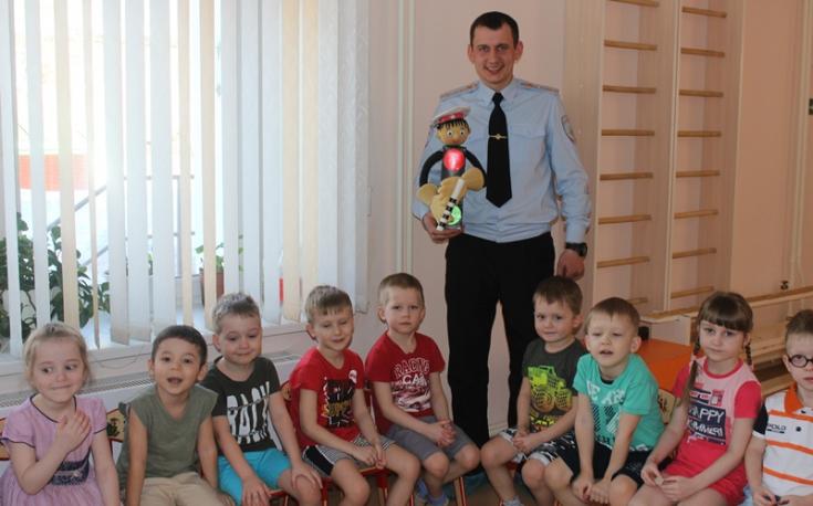 Сотрудник ГИБДД провели мероприятие «Светофор в гостях у дошколят»