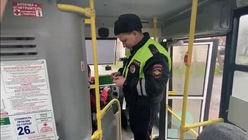 В Гурьевске сотрудники ГИБДД проверили 6 пассажирских автобусов
