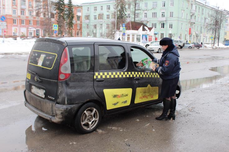 В Томской области сотрудники Госавтоинспекции провели мероприятие по случаю Международного дня такси