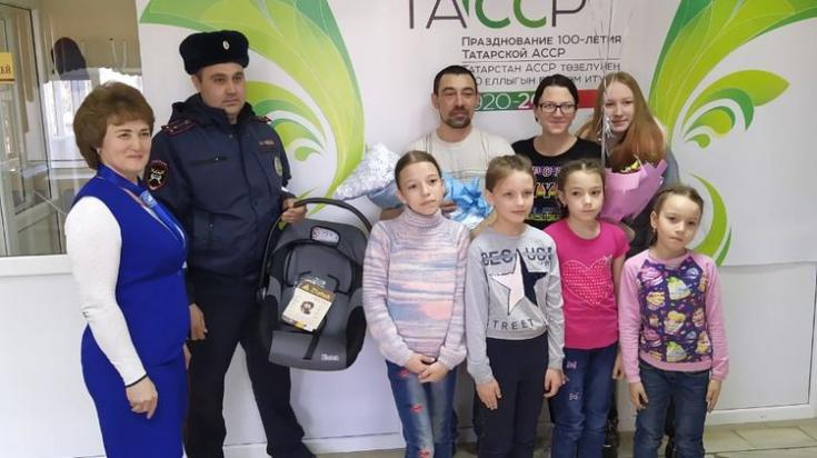 В роддоме Балтасей многодетной семье вручили автолюльку для перевозки новорожденного