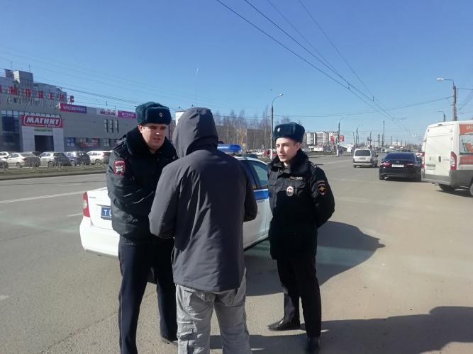 Тверские автоинспекторы продолжают контролировать соблюдение правил дорожного движения пешеходами