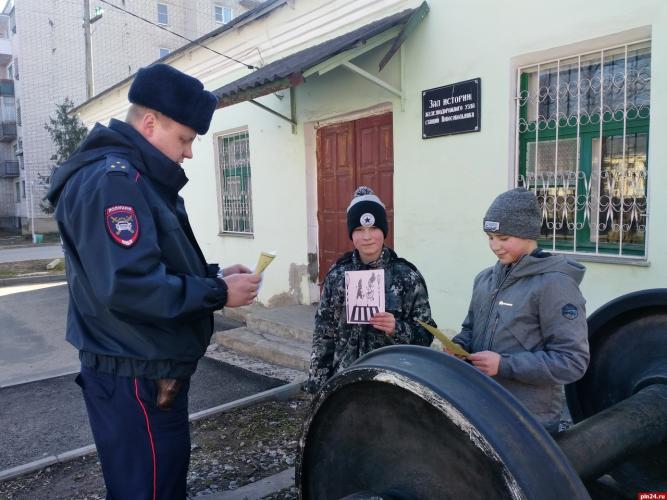 В Псковской области сотрудники Госавтоинспекции проводят лектории по безопасности дорожного движения с детьми