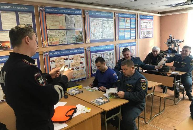 Дорожные полицейские Емельяновского района напомнили сотрудникам пожарной службы о соблюдении правил дорожного движения