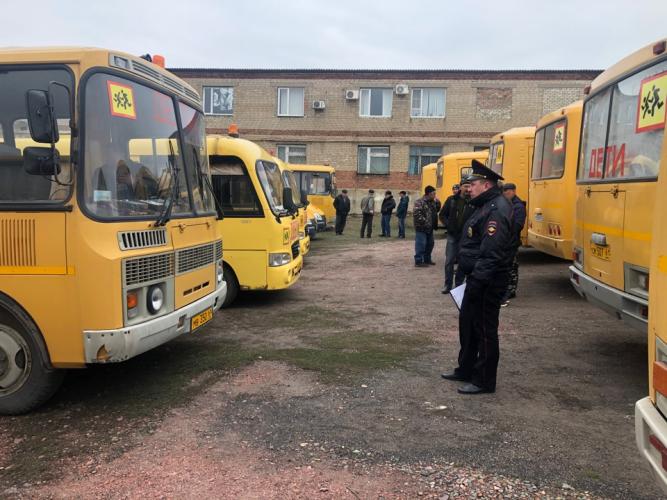 3 технически неисправных автобуса, 7 - не соответствуют ГОСТу. Сотрудники УГИБДД региона проверили школьный автопарк в Красносулинском районе
