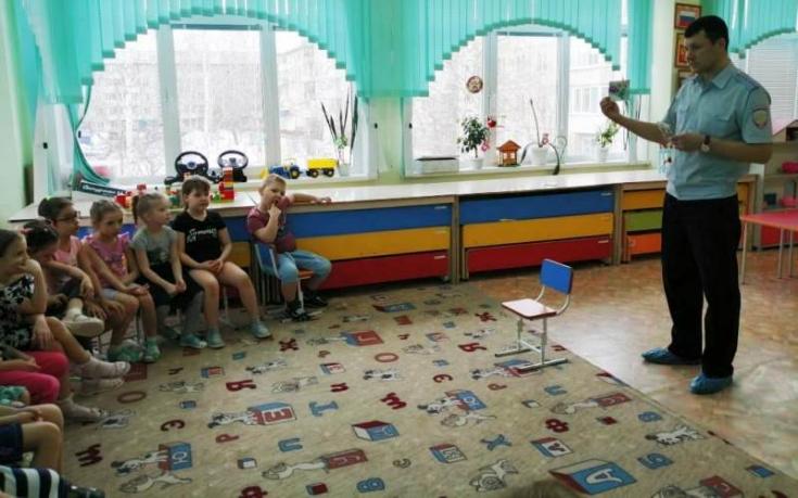 Сотрудник ГИБДД провел «пятиминутки безопасности» для дошкольников