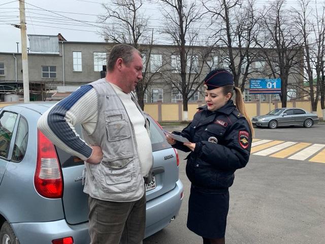 Жителям и гостям Кубани автоинспекторы рассказывают о правилах перевозки детей в автокреслах