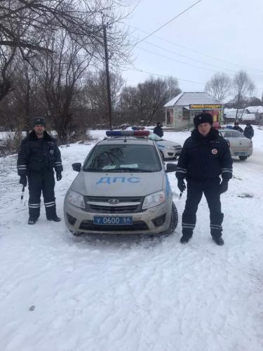 Сотрудники Госавтоинспекции помогали водителям в сложных погодных условиях