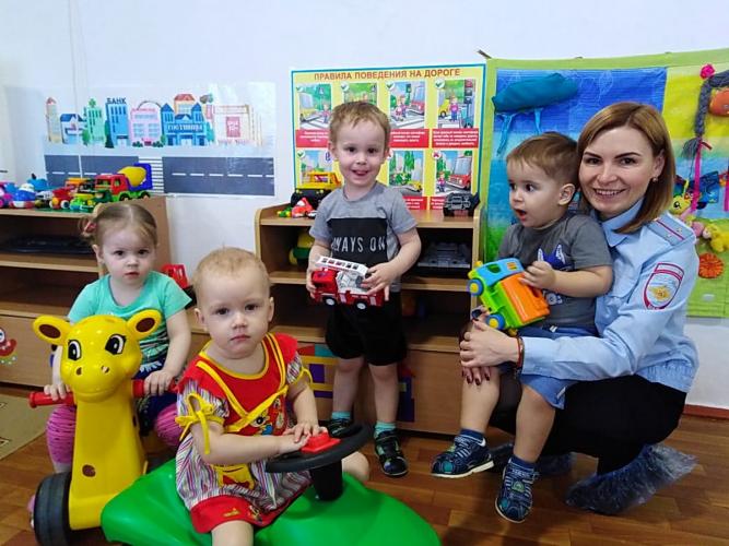 В Томской области сотрудники ГИБДД для дошколят проводят обучающие уроки по Правилам дорожного движения