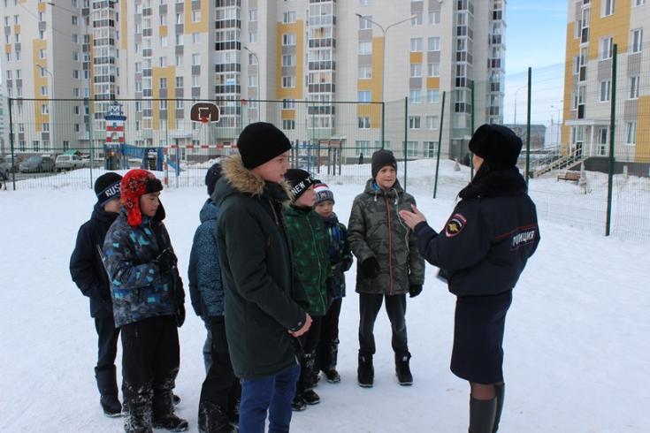 В Югре продолжают напоминать о необходимости соблюдения ПДД в дворовых территориях и вблизи пешеходных переходов