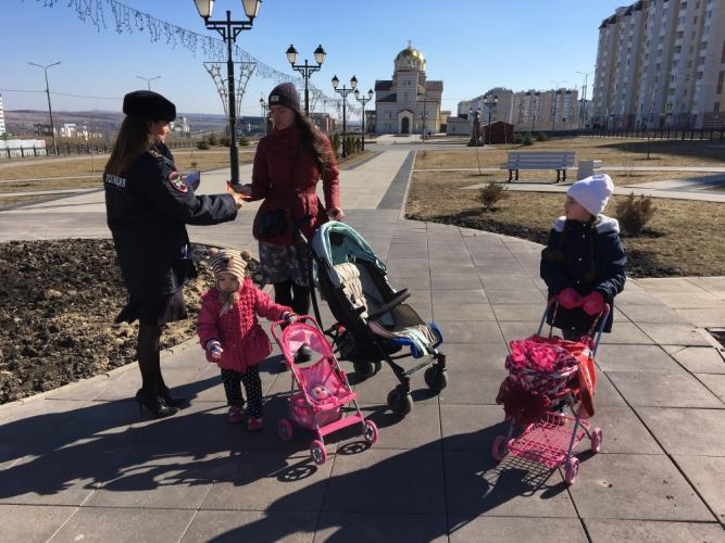 Сотрудники городской Госавтоинспекции провели разъяснительные беседы с жителями поселка «Солнечный»