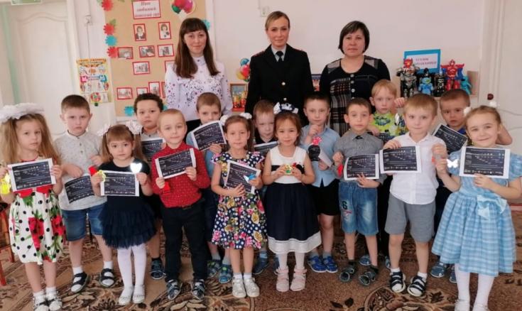 Сотрудники Госавтоинспекции проводят мастер-классы по изготовлению световозвращателей в дошкольных образовательных организациях региона