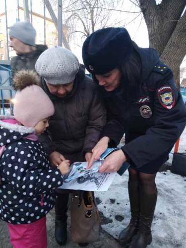 Сотрудники Госавтоинспекции совместно с родительским патрулем и воспитанниками детского сада провели акцию «Пристегни ребенка!»