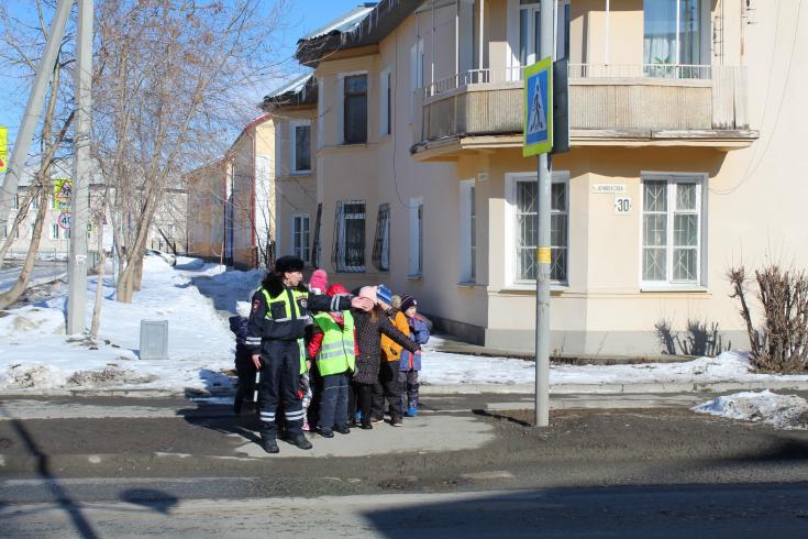 В рамках областной акции «Шагающий автобус» ученикам школы № 33 Верхней Пышмы напомнили о безопасных маршрутах движения
